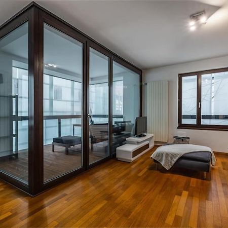 Modern Spacious Flat With A Terrace And A Parking ปราก ภายนอก รูปภาพ