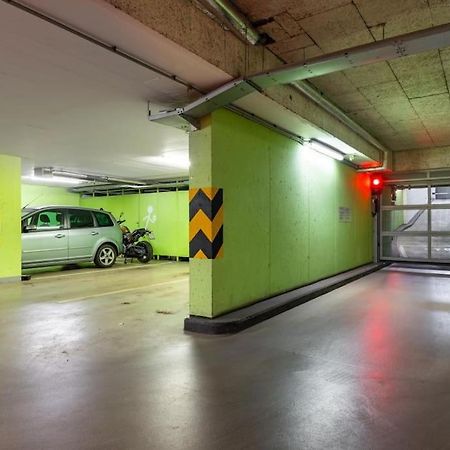 Modern Spacious Flat With A Terrace And A Parking ปราก ภายนอก รูปภาพ