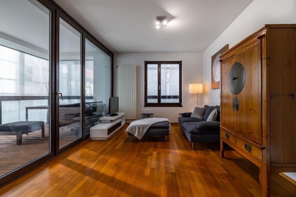 Modern Spacious Flat With A Terrace And A Parking ปราก ภายนอก รูปภาพ
