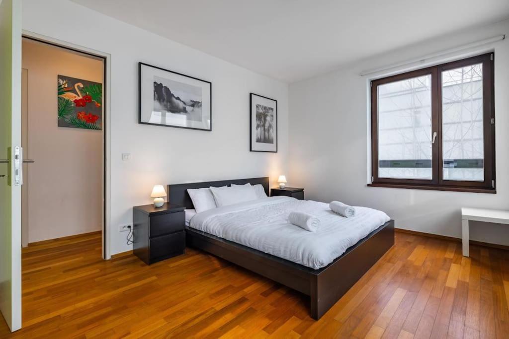 Modern Spacious Flat With A Terrace And A Parking ปราก ภายนอก รูปภาพ