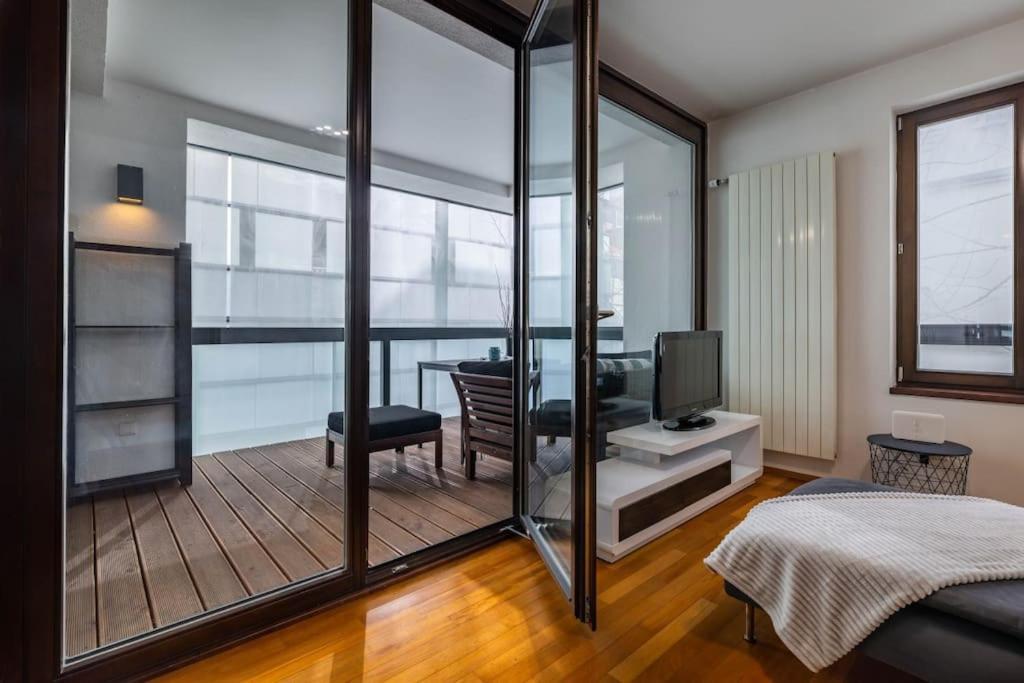 Modern Spacious Flat With A Terrace And A Parking ปราก ภายนอก รูปภาพ