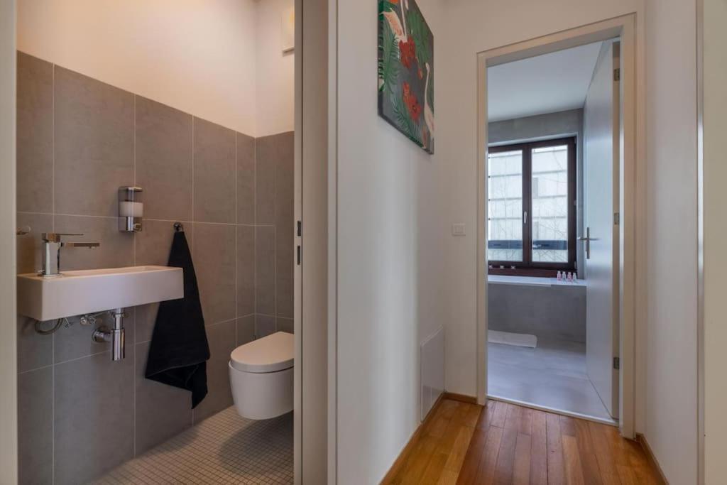 Modern Spacious Flat With A Terrace And A Parking ปราก ภายนอก รูปภาพ