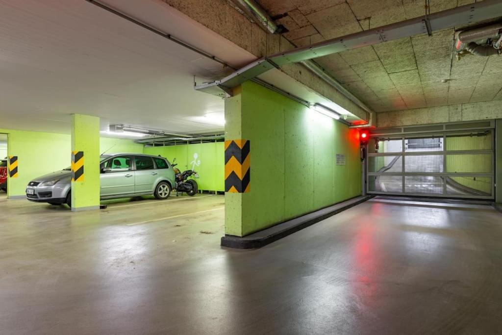 Modern Spacious Flat With A Terrace And A Parking ปราก ภายนอก รูปภาพ